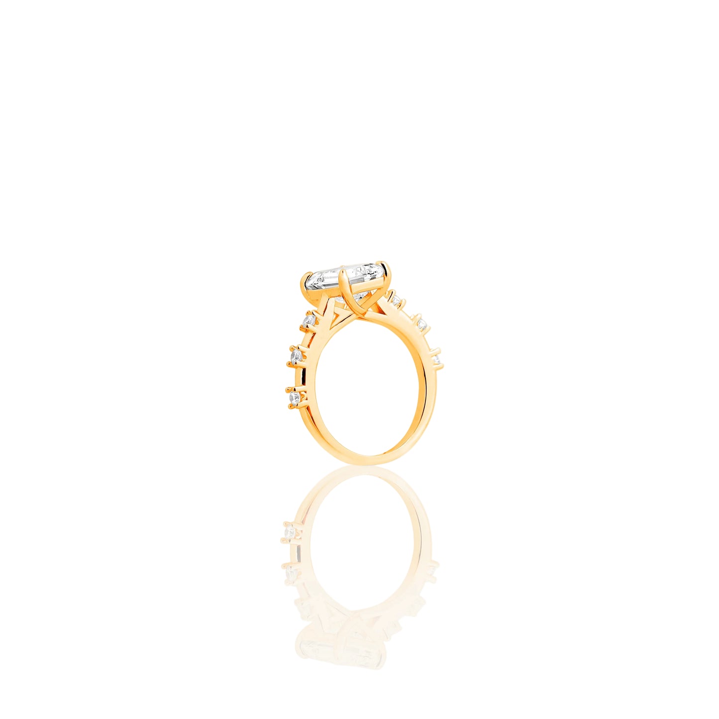 Chain-Link Emerald Cut Ring – Golden Links Holding Timeless Clarity