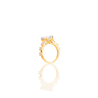 Chain-Link Emerald Cut Ring – Golden Links Holding Timeless Clarity