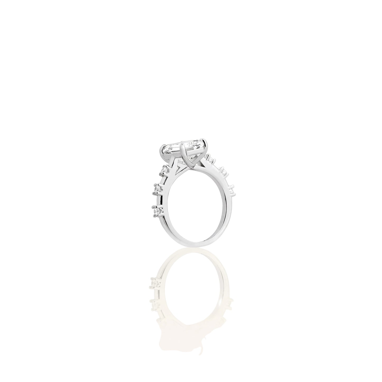 Chain-Link Emerald Cut Ring – Golden Links Holding Timeless Clarity
