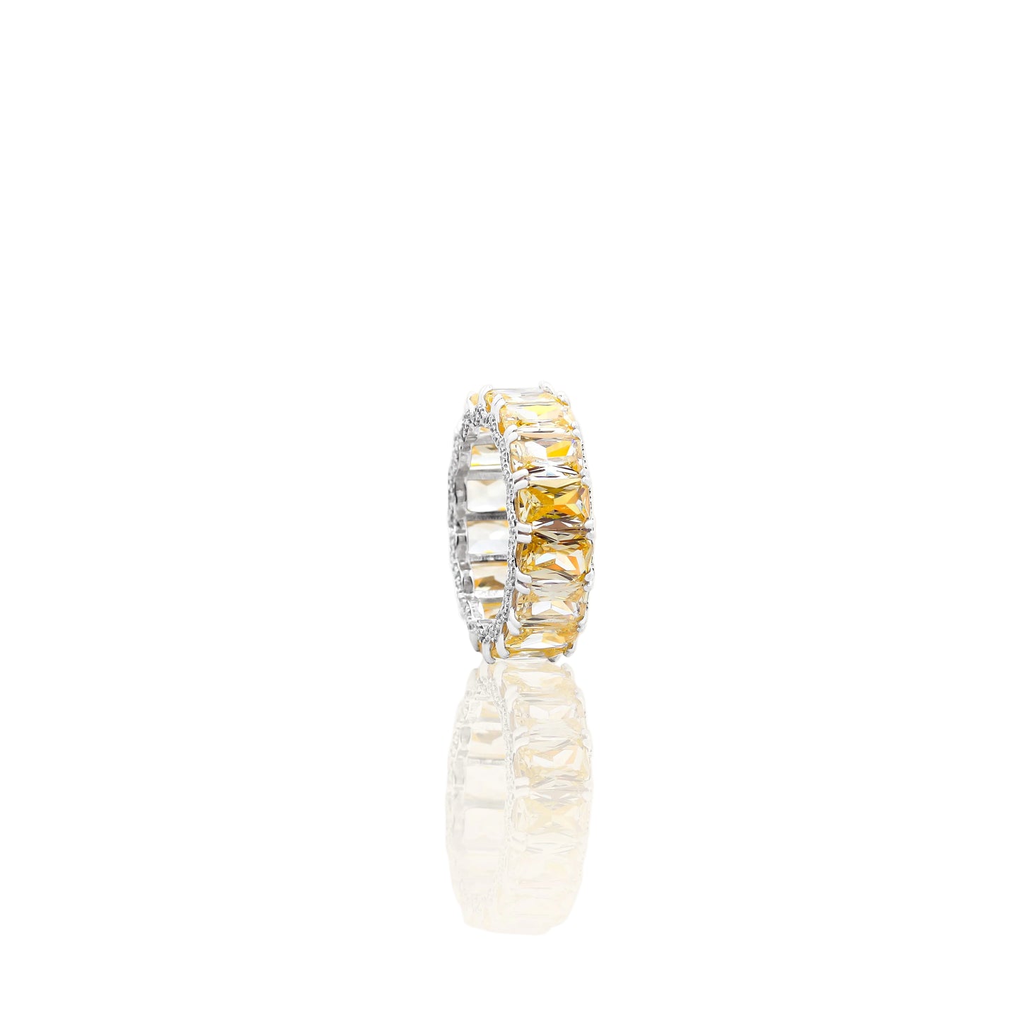Chain-Edged Baguette Eternity Ring – Golden Weave of Bold Sparkle