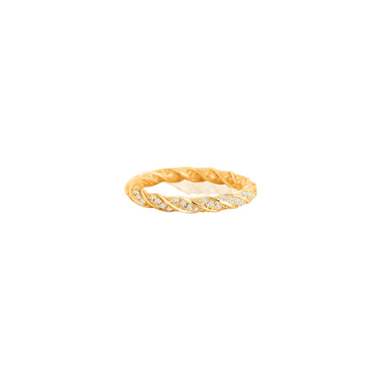 Twisted Textured Diamond Band – Golden Weave of Timeless Sparkle